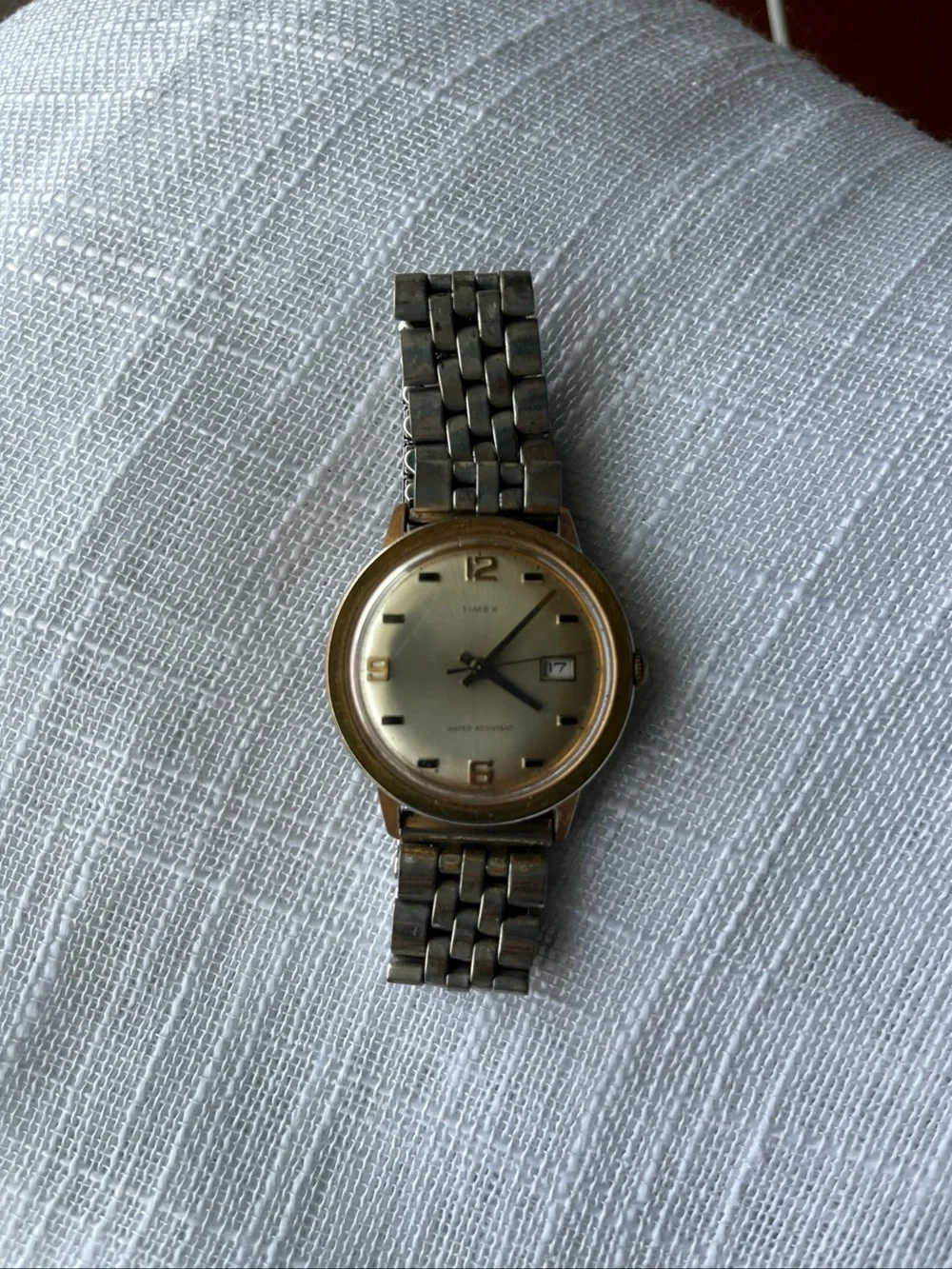 Vtg Mens Water Resistant Silver  & Gold Tone Date Timex Wristwatch Stainless A3